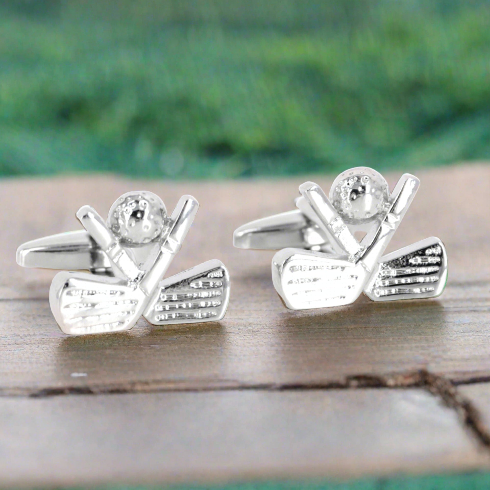 银色高尔夫球杆和白色高尔夫球袖扣